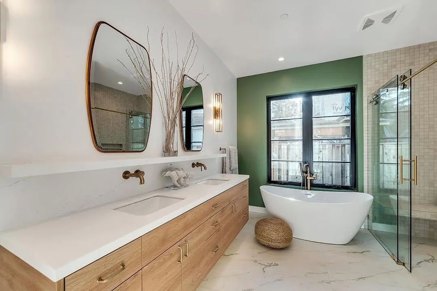 Primary bath at 520 Benvenue Avenue